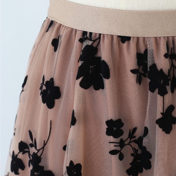 *NWOT* Floral Toole Skirt in Coffee with Black Velvet Flowers-One Size Fits Most - Picture 3 of 3